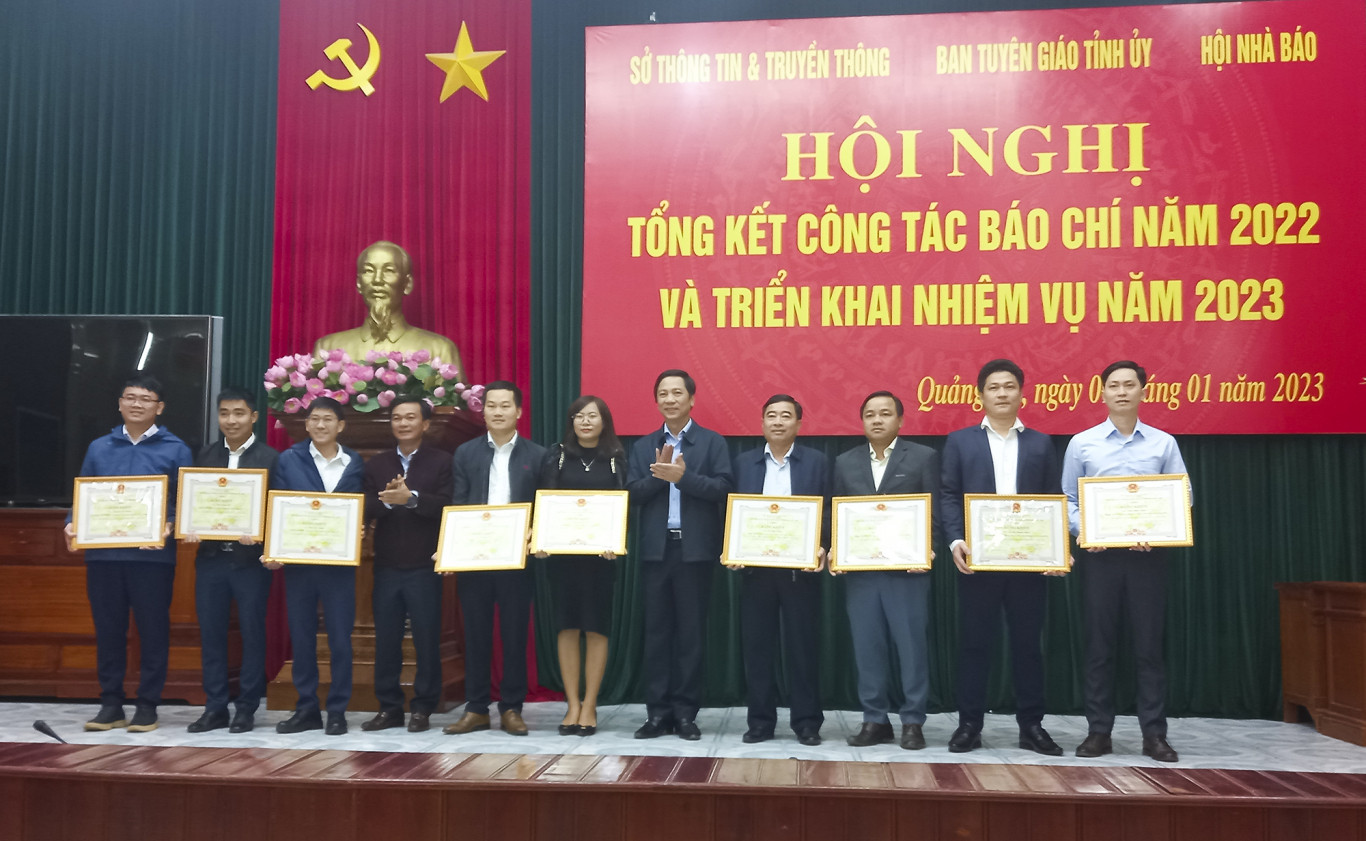 UBND tỉnh Quảng Trị trao bằng khen cho c&aacute;c văn ph&ograve;ng, ph&oacute;ng vi&ecirc;n thường tr&uacute; c&oacute; th&agrave;nh t&iacute;ch xuất sắc